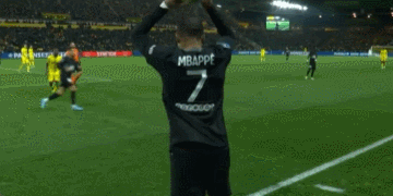 拿日本战犯照片！三笘薰8天仍未道歉，足球游戏怒了：删除，价值归零（日本战犯照风波持续：三笘薰8天未道歉，足球游戏下架清零）